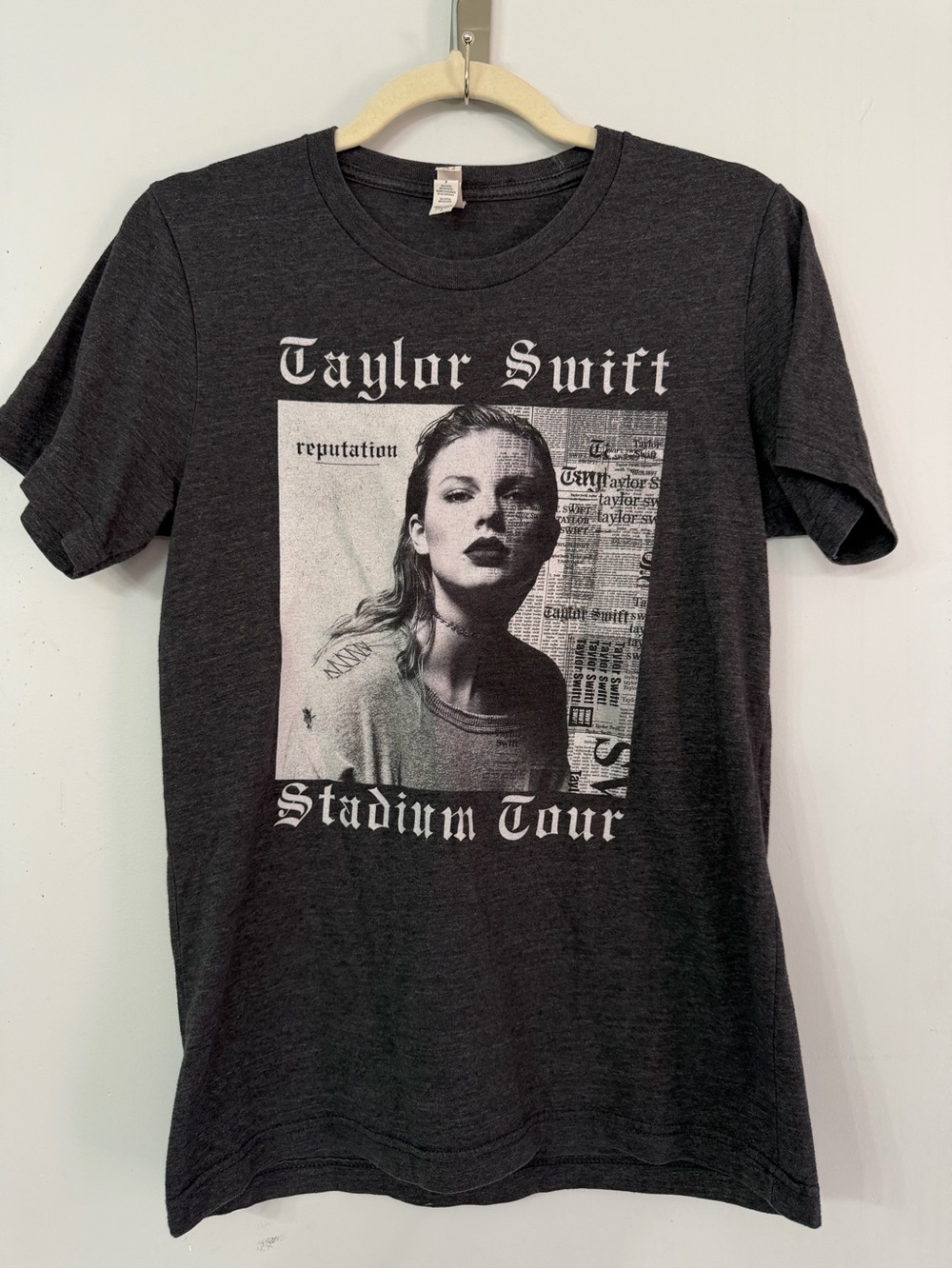Taylor Swift Reputation Stadium Tour Short Sleeve Gray Tshirt Women’s Small